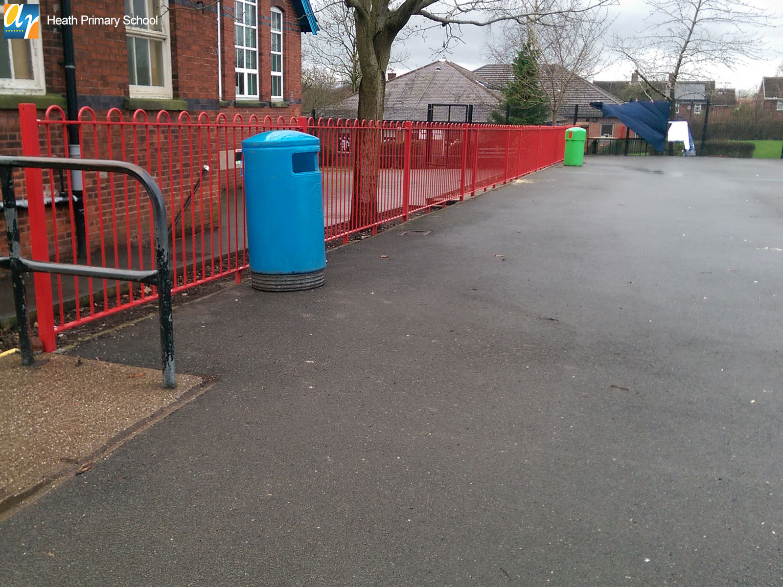 Heath Primary School Playspec bow top railings